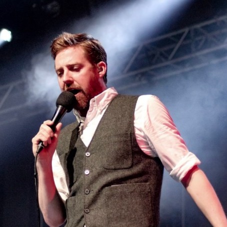 Kaiser Chiefs plus support Novacub